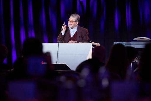  Erwin Steinhauer ist langjähriger Unterstützer des
Theaterhotels