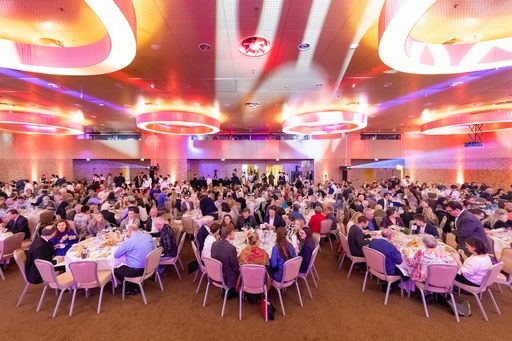 Vorschau Bild von Großes Publikumsinteresse - das Hotel Savoyen
stellt als langjähriger Kooperationspartner seine Räumlichkeiten zur
Verfügung