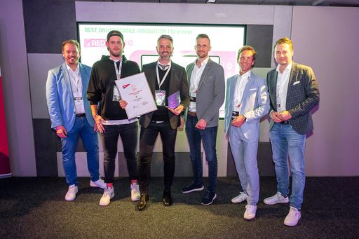 Vorschau Bild von Der AUSTRIAN RETAIL INNOVATION AWARD in der
Kategorie „Best Mobile & Online Solution Award“ ging in diesem Jahr
für "Share & Shop", die Online-Shopping-Lösung der Zukunft, an RED
ZAC (v.l.n.r.): Florian Haas, EY, Philip Scheida, Social Media &
eCommerce Manager RED ZAC, Brendan Lenane, Vorstand RED ZAC, Andreas
Kaufmann, eCommerce Manager RED ZAC, Nikolaus Köchelhuber, EY und
Rainer Will, Geschäftsführer vom Handelsverband Österreich