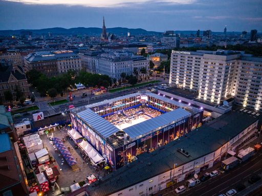  Der Wiener Heumarkt wird 2024 wieder zum Nabel der
Beach-Welt. ­