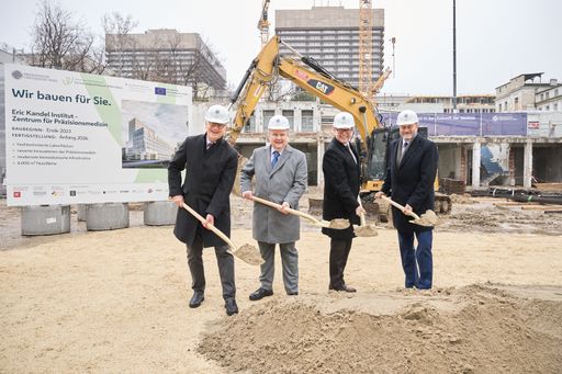 https://www.apa-fotoservice.at/galerie/35402 v.l.n.r.: Rektor
Markus Müller, Bürgermeister Michael Ludwig, Bundesminister Martin
Polaschek und AKH-Direktor Herwig Wetzlinger