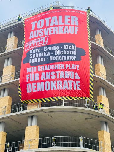 Wandel bringt Riesentransparent an Benkos
Luxuskaufhaus Lamarr an.