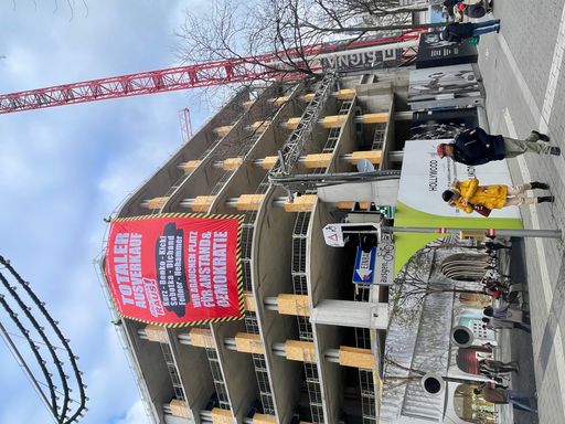 Vorschau Bild von Wandel bringt Riesentransparent an Benkos
Luxuskaufhaus Lamarr in der Mariahilfer Straße an.