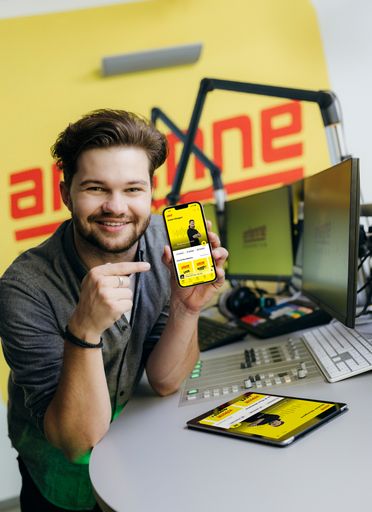 Vorschau Bild von Antenne Kärnten Moderator Clemens Bärnthaler hat sein Smartphone
schon am neuesten Stand.
