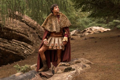 Alexander der Große, Julius Cäsar und Kleopatra: An Weihnachten
widmet sich The HISTORY Channel mit dem neuen, aufwendig
produzierten Doku-Event-Mehrteiler "Imperien der Antike"
(am 24., 25. und 26.12.2023 jeweils um 20:15 Uhr) drei berühmten
Persönlichkeiten aus der Geschichte des antiken Griechenlands, des
Römischen Reichs und des Alten Ägyptens. Das Foto zeigt Tom York als
Alexander der Große. / Die Verwendung dieses Bildes für
redaktionelle Zwecke ist unter Beachtung aller mitgeteilten
Nutzungsbedingungen zulässig und dann auch honorarfrei.
Veröffentlichung ausschließlich mit Bildrechte-Hinweis.