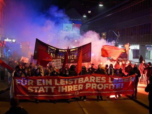  Demonstrationszug der Opernballdemo 2023 mit Pyrotechnik.