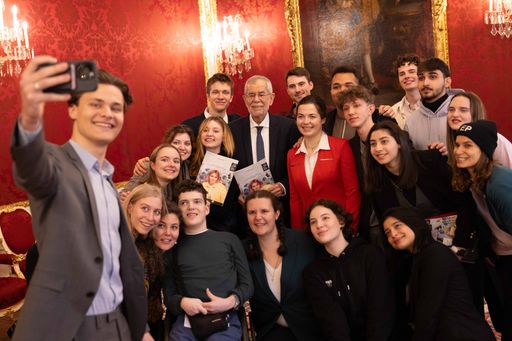 Übergabe des YEP-Jugendberichts "Generation
Changemaker" an Alexander Van der Bellen