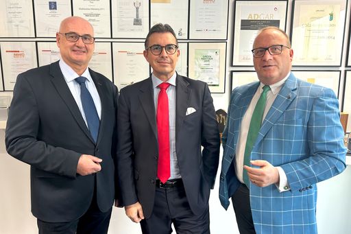  Marketingagentur Cayenne wird Teil der Star
Troopers-Gruppe – die Gesellschafter und Geschäftsführer der Cayenne
Marketingagentur freuen sich über die Einbettung in eine
internationale Kommunikationsholding (v.l.n.r.): Kommerzialrat
Wolfgang Übl, Mag. Markus G. Posset sowie Mag. Lukas Leitner