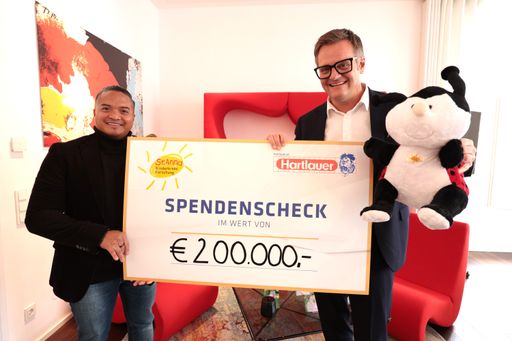  Robert F. Hartlauer übergibt Spendenscheck über €
200.000,- an Reinhard Orense, MA (St. Anna Kinderkrebsforschung)