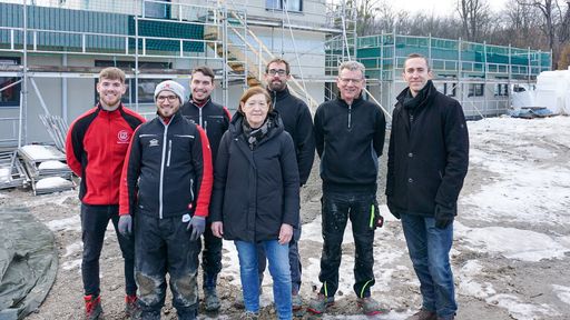  Gemeinsamer Meilenstein. Das Trendsportzentrum
Prater in Wien erhält ein neues Vereinshaus realisiert von HARTL
HAUS. Den ersten Bauabschnitt feierte das Team gemeinsam mit der
Architektin und der Landesgeschäftsführung Wien mit der
Gleichenfeier vor Ort. Die Vorfreude auf das moderne Vereinshaus im
Wiener Prater ist groß.