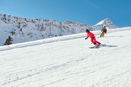  Skifahren beim ersten Liftdate im Skigebiet
Brandnertal