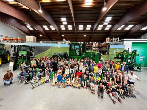  Lagerhaus Technik-Center: Spendenübergabe und
Überraschungstag in Korneuburg mit rund 90 Kindern der Sonderschule
Korneuburg. Der Grund für den besonderen Ausflug war eine Spende von
RWA und Lagerhaus Technik-Center (LTC) an die Sonderschule
Korneuburg, die im Rahmen der Veranstaltung „30x Gutes tun – 30 km
radeln“ gesammelt wurde.