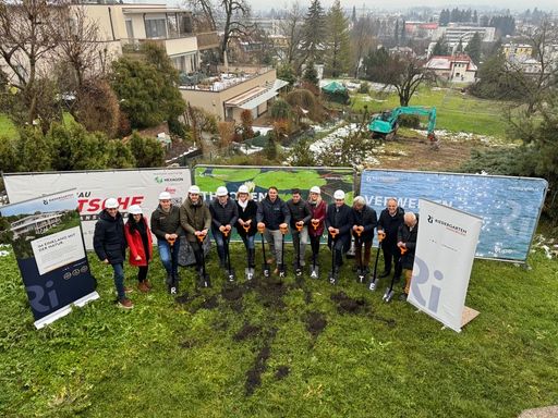Vorschau Bild von Foto Spatenstich mit Projektbeteiligten