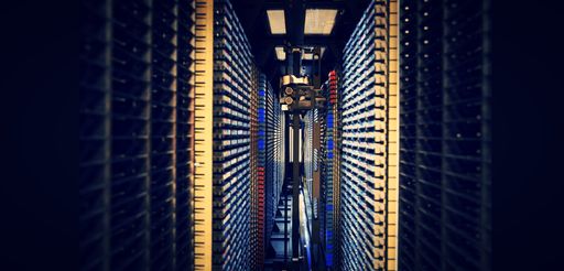 Medienhäuser betreiben massive Speichersysteme (wie
im Bild) in denen Text, Bilder, Audio- und Video-Inhalte in großem
Umfang gespeichert sind. Die Beschlagwortung kann nicht auf alle
Eventualitäten vorbereitet sein, daher ist es notwendig
bedarfsorientiert AI-Tools für die automatische Analyse von Inhalten
erstellen zu können – genau dies adressiert das Projekt FAIRmedia.