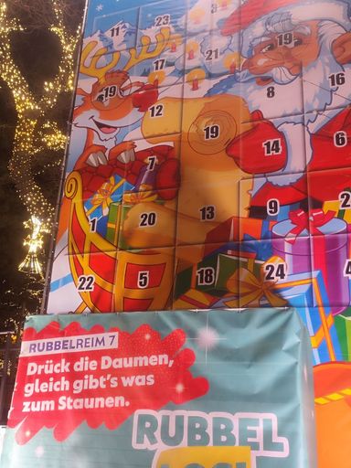 11m hohe Säule mit
Glücksspiel-Rubbellos-Adventkalender