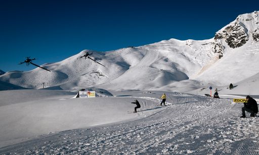 Vorschau Bild von Anna Gasser und Andreas Gabalier wurden von zwei
2,5-Meter-Drohnen über Obertauerns Skipisten gezogen.