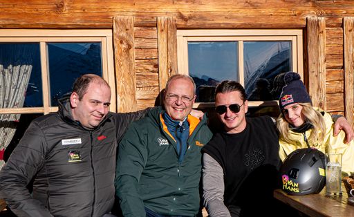Vorschau Bild von Die Einhell-Eigentümer Markus und Philipp
Thannhuber mit Andreas Gabalier und Anna Gasser.