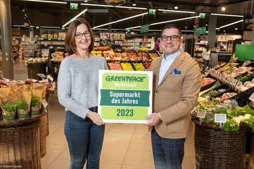Susanne Winter, stellvertretende Geschäftsführerin
bei Greenpeace in Österreich, und Marcel Haraszti, Vorstand der REWE
International AG.