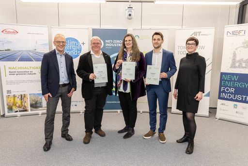  https://www.apa-fotoservice.at/galerie/35504 (v.l.n.r.): Bernd
Vogl (Geschäftsführer Klima- und Energiefonds), Harald Erös
(AHEAD-Projektleiter bei Takeda), Gabriela Straka (Vorständin der
Brau Union Österreich), Lukas Kasper (Post-Doc an der TU Wien) und
Sektionschefin Henriette Spyra (Leiterin der Sektion III „Innovation
und Technologie“ im Bundesministerium für Klimaschutz, Umwelt,
Energie, Mobilität, Innovation und Technologie (BMK))