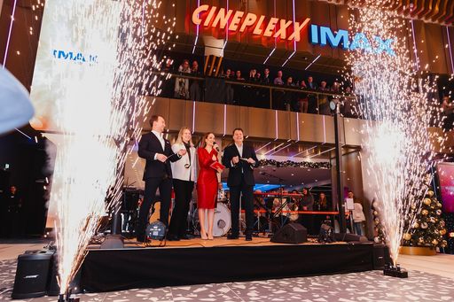 Es ist offiziell! Ab heute öffnet das Cineplexx
Westfield SCS für alle Cineast:innen seine Türen. V.l.n.r.: Lucas
Langhammer, Mitglied der Cineplexx Geschäftsleitung, Verena Haller,
Head of Operating Management Österreich & Deutschland bei
Unibail-Rodamco-Westfield, Moderatorin Sasa Schwarzjirg und
Cineplexx Geschäftsführer Christof Papousek.
