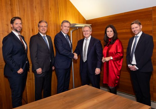 Vorschau Bild von v.l.n.r.: Berthold Troiß, Vorstand Bank Burgenland; Klaus
Scheitegel, Generaldirektor und Vorsitzender des Vorstandes, Grazer
Wechselseitige Versicherung; Christian Jauk, CEO GRAWE Bankengruppe;
Christian Kubitschek, CEO Austrian Anadi Bank; Andrea Maller-Weiß,
Vorständin Bank Burgenland; Ferdinand Wenzl, CRO/CFO Austrian Anadi
Bank