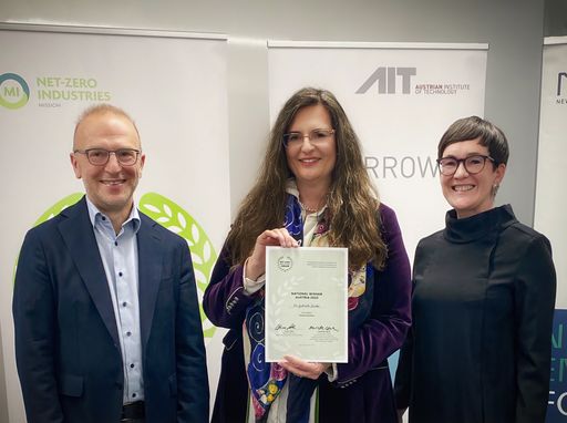 Vorschau Bild von Bernd Vogl, Geschäftsführer Klima- und Energiefonds
und Mitglied im Österreichischen Energielenkungsbeirat, Gabriela
Maria Straka, Preisträgerin, Henriette Spyra, Sektionsleitung
Innovation & Technologie des BMK, Bundesministeriums für
Klimaschutz, Umwelt, Energie, Mobilität, Innovation und Technologie