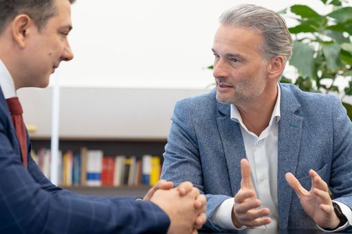 ANKÖ Geschäftsführer Emir Prcic, MBA (links) im
Gespräch mit ANKÖ Vorstandsvorsitzendem DI Bernhard Jarolim (rechts)
