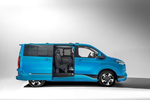 Vorschau Bild von Ab sofort bestellbar: Der Ford E-Transit Custom als rein
elektrisches Topmodell von Europas meistverkaufter
Transporter-Baureihe. / Die Verwendung dieses Bildes für
redaktionelle Zwecke ist unter Beachtung aller mitgeteilten
Nutzungsbedingungen zulässig und dann auch honorarfrei.
Veröffentlichung ausschließlich mit Bildrechte-Hinweis.