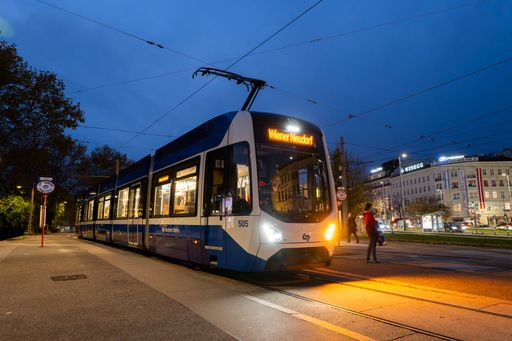  Badner Bahn am nächtlichen Wiener Karlsplatz; ©
VOR/FOTObyHOFER/Robert Harson, 16.11.2023