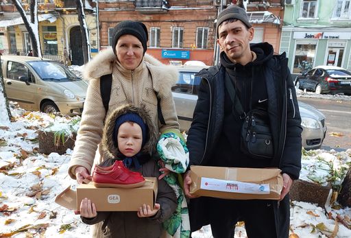 Jugend Eine Welt leistet seit Ausbruch des
Ukraine-Kriegs wichtige Nothilfe für Betroffene. Regelmäßige
Hilfstransporte versorgen die notleidende Bevölkerung in der Ukraine
– vorwiegend Familien und ältere Personen – mit dringend benötigten
Lebensmittelpaketen, warmer Kleidung sowie Feuerholz.