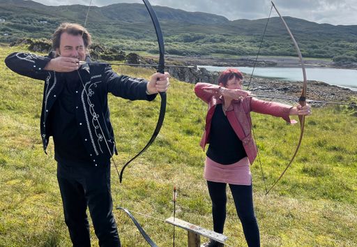 In Großbritannien zählt Jonathan "Wossy" Ross zu den
bekanntesten TV-Persönlichkeiten; in der "Jonathan Ross
Show" geben sich Stars die Klinke in die Hand. Nun begibt er
sich für ein neues Doku-Format auf die Spuren von Mythen und
Legenden. Der HISTORY Channel zeigt "Britanniens Mythen und
Legenden" am kommenden Wochenende, 30. und 31. Dezember 2023,
als exklusive deutsche TV-Premiere. / Die Verwendung dieses Bildes
für redaktionelle Zwecke ist unter Beachtung aller mitgeteilten
Nutzungsbedingungen zulässig und dann auch honorarfrei.
Veröffentlichung ausschließlich mit Bildrechte-Hinweis.