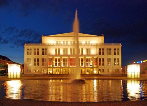  Das Opernhaus auf dem Augustusplatz in Leipzig / Die Verwendung
dieses Bildes für redaktionelle Zwecke ist unter Beachtung aller
mitgeteilten Nutzungsbedingungen zulässig und dann auch honorarfrei.
Veröffentlichung ausschließlich mit Bildrechte-Hinweis.