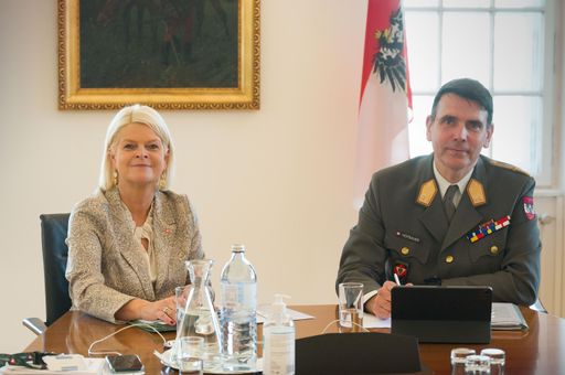 Vorschau Bild von FBM Klaudia Tanner mit Generalmajor Bruno Günter
Hofbauer.