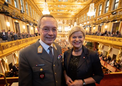 Vorschau Bild von Bundesministerin Klaudia Tanner bei Voraufführung
des Neujahrskonzerts der Wiener Philharmoniker. Im Bild mit dem
Generalstabschef General Rudolf Striedinger.