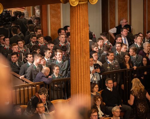 Vorschau Bild von Bundesministerin Klaudia Tanner bei Voraufführung
des Neujahrskonzerts der Wiener Philharmoniker