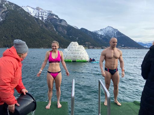  Beim 21. Silvesterschwimmen am Achensee machten die
Schwimmerinnen und Schwimmer eine gute Figur.