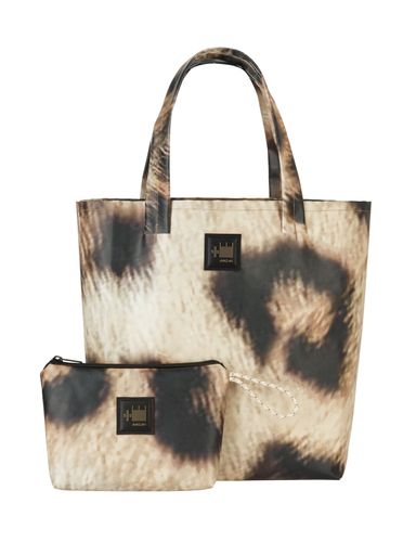 Vorschau Bild von Der stylische Marc Cain Shopper und die kleine Kosmetiktasche im
Leo-Design sind das neueste Upcycling-Projekt in Kooperation mit
VAUDE. / Die Verwendung dieses Bildes für redaktionelle Zwecke ist
unter Beachtung aller mitgeteilten Nutzungsbedingungen zulässig und
dann auch honorarfrei. Veröffentlichung ausschließlich mit
Bildrechte-Hinweis.