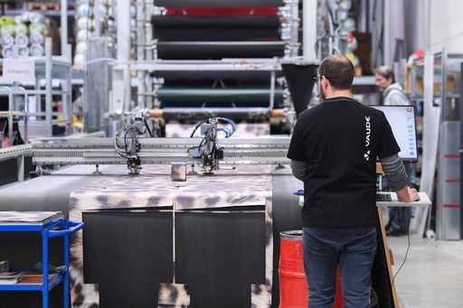 Produktion der Marc Cain Taschen in Kooperation mit VAUDE
Professional / Die Verwendung dieses Bildes für redaktionelle Zwecke
ist unter Beachtung aller mitgeteilten Nutzungsbedingungen zulässig
und dann auch honorarfrei. Veröffentlichung ausschließlich mit
Bildrechte-Hinweis.