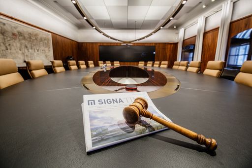 Auch der „Präsidententisch“ im SIGNA-Konferenzraum
kommt unter den Hammer