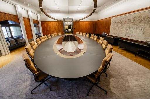 Vorschau Bild von Auch der „Präsidententisch“ im SIGNA-Konferenzraum
kommt unter den Hammer
