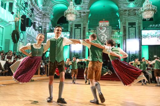 Wer beim Steirerball am 12. Jänner 2024 dabei sein
will und steirische Lebensfreude der Extraklasse mitten in Wien
erleben will, sollte sich noch rasch Karten auf www.steirerball.com
sichern.