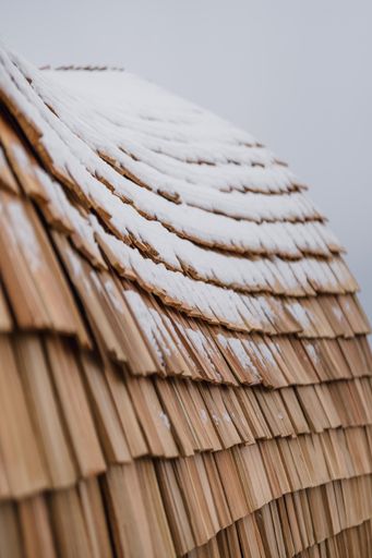 Vorschau Bild von STROHBOID Mountain Chalet mit Schnee auf Schindeln