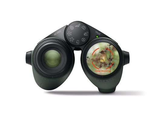  Das AX Visio von SWAROVSKI OPTIK ist das erste
KI-unterstützte Fernglas der Welt und die perfekte Symbiose aus
leistungsstarker analoger Fernoptik und digitaler Intelligenz. Es
unterstützt auf Knopfdruck bei der Identifizierung von Vögeln und
anderen Lebewesen, ermöglicht das Teilen von Entdeckungen und bietet
zahlreiche praktische Zusatzfunktionen.