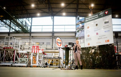 Vorschau Bild von Verteidigungsministerin Klaudia Tanner beim Spatenstich zur
Erweiterung der Fliegerwerft 1 in Langenlebarn am 8. Jänner 2024.