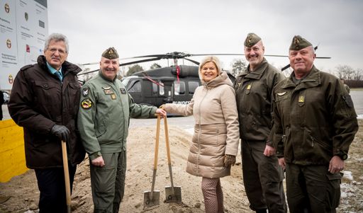 Vorschau Bild von Verteidigungsministerin Klaudia Tanner beim Spatenstich zur
Erweiterung der Fliegerwerft 1 in Langenlebarn am 8. Jänner 2024.