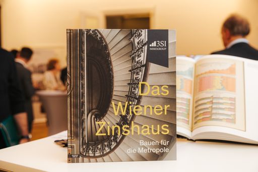 Vorschau Bild von Neben dem Showroom-Opening, der 3SI Luxury Night
und dem Branchentalk des 3SI-Nachhaltigkeitsmonats ein weiteres
Event-Highlight im Geschäftsjahr 2023: Die Veröffentlichung der
Publikation „Das Wiener Zinshaus. Bauen für die Metropole“ im
Frühling 2023.