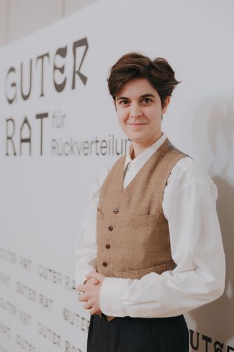 Initiatorin Marlene Engelhofer präsentiert den
Bürger:innenrat "Guter Rat für Rückverteilung".