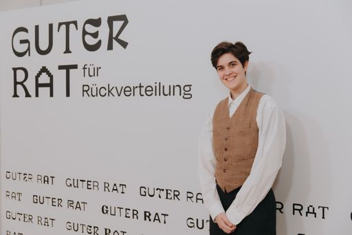 Vorschau Bild von Initiatorin Marlene Engelhofer präsentiert den
Bürger:innenrat "Guter Rat für Rückverteilung".