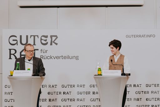 Vorschau Bild von Initiatorin Marlene Engelhofer (rechts) und
Christoph Hofinger vom FORESIGHT Institut präsentieren den
Bürger:innenrat "Guter Rat für Rückverteilung".