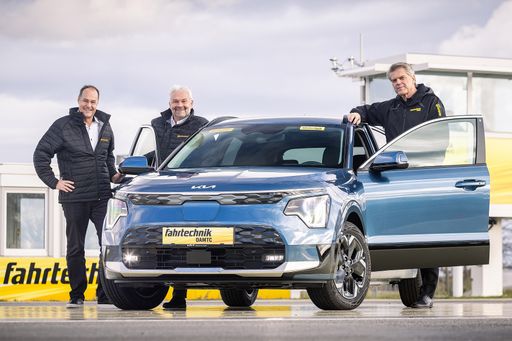 Vorschau Bild von Die Kooperation ermöglicht Continental nicht nur ihr Engagement
für mehr Verkehrssicherheit zu erweitern, sondern auch über die
Bedeutung von Premiumreifen für die Verkehrssicherheit aufzuklären.
V. l. n. r: Daniel Freund, Head of Subregion Alps bei Continental;
Kurt Bergmüller, Head of Sales bei Continental Reifen Austria;
Karl-Martin Studener, Geschäftsführer bei ÖAMTC Fahrtechnik GmbH /
Bildrechte: Partnerschaft@ÖAMTC Fahrtechnik / Die Verwendung dieses
Bildes für redaktionelle Zwecke ist unter Beachtung aller
mitgeteilten Nutzungsbedingungen zulässig und dann auch honorarfrei.
Veröffentlichung ausschließlich mit Bildrechte-Hinweis.